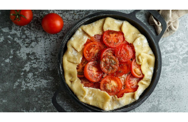 Tarte à la tomate; la spécialité française aux tomates cuite au barbecue 